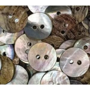 Botão produzido em matéria prima natural de madrepérola irisada. Furação: 2 furos Quantidade: 25 e 50 Und tamanho 15